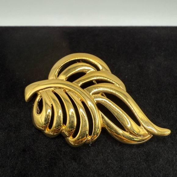 Vintage 1960s Napier Open Leaf Gold Tone Brooch - Picture 1 of 4